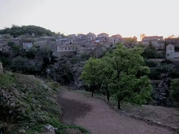 奇遇村·陶缘堂陶艺基地坐落在美丽的山头镇尖古堆村.