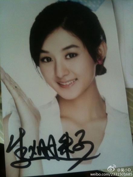 搜狐公众平台 - 赵丽颖机场为粉丝签名,她签名