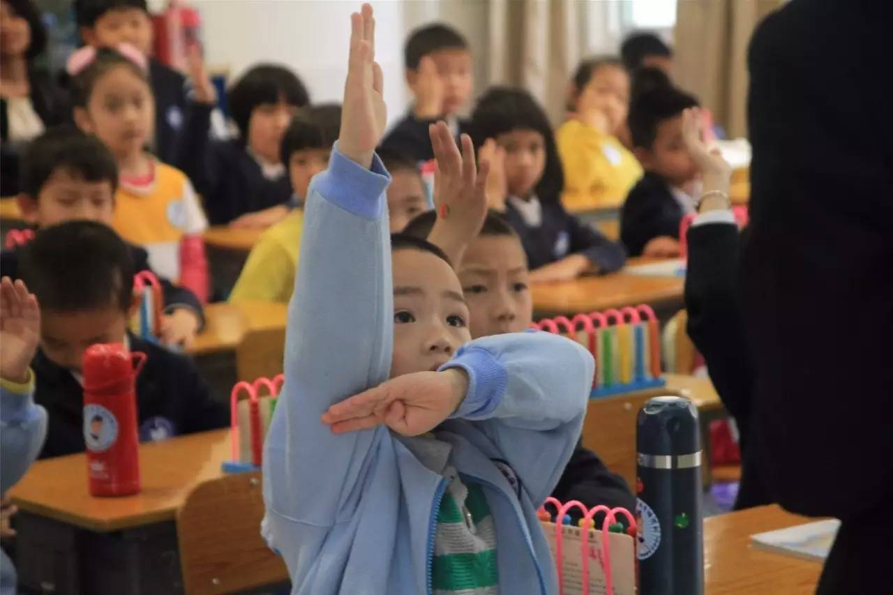 专注的听讲并主动参与和踊跃发言的学习氛围;他们认真感受老师上课的