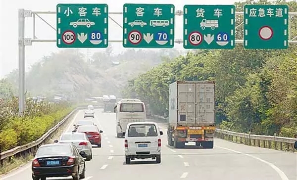 一般从里到外的速度依次递减120km/h,110km/h,90km/h,也有的车道会