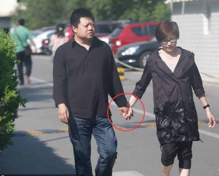 马东与老婆手拉手像对小情人,9岁女儿萌态可掬!