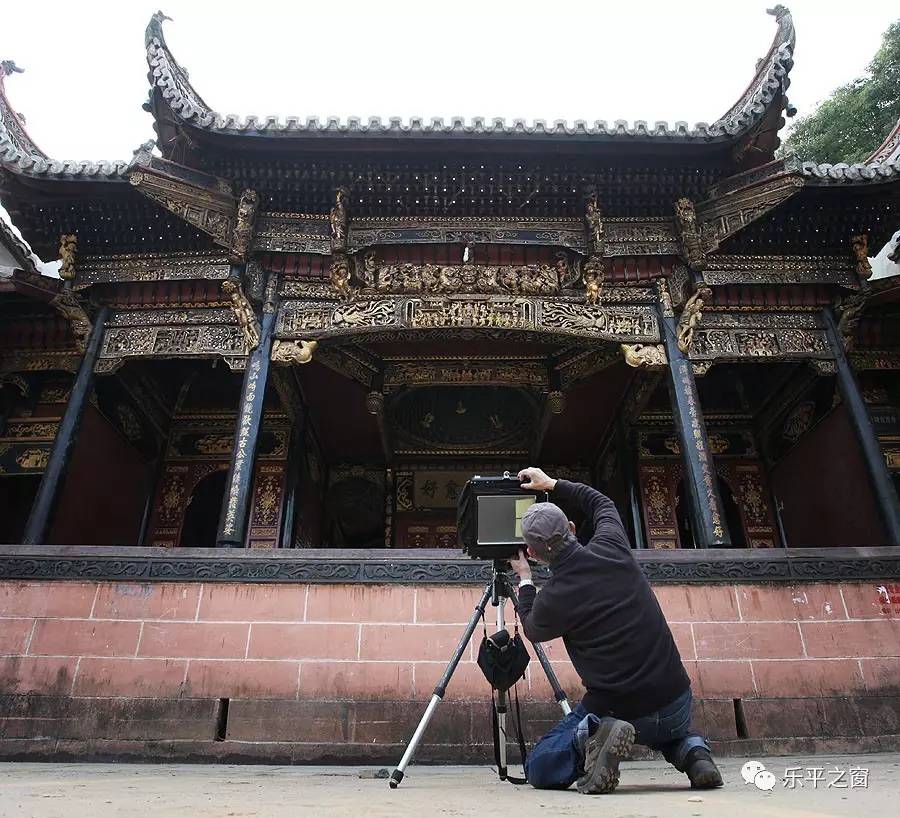 上海资深摄影家扛着大画幅相机专程来到乐平,为这里的古戏台做全景式