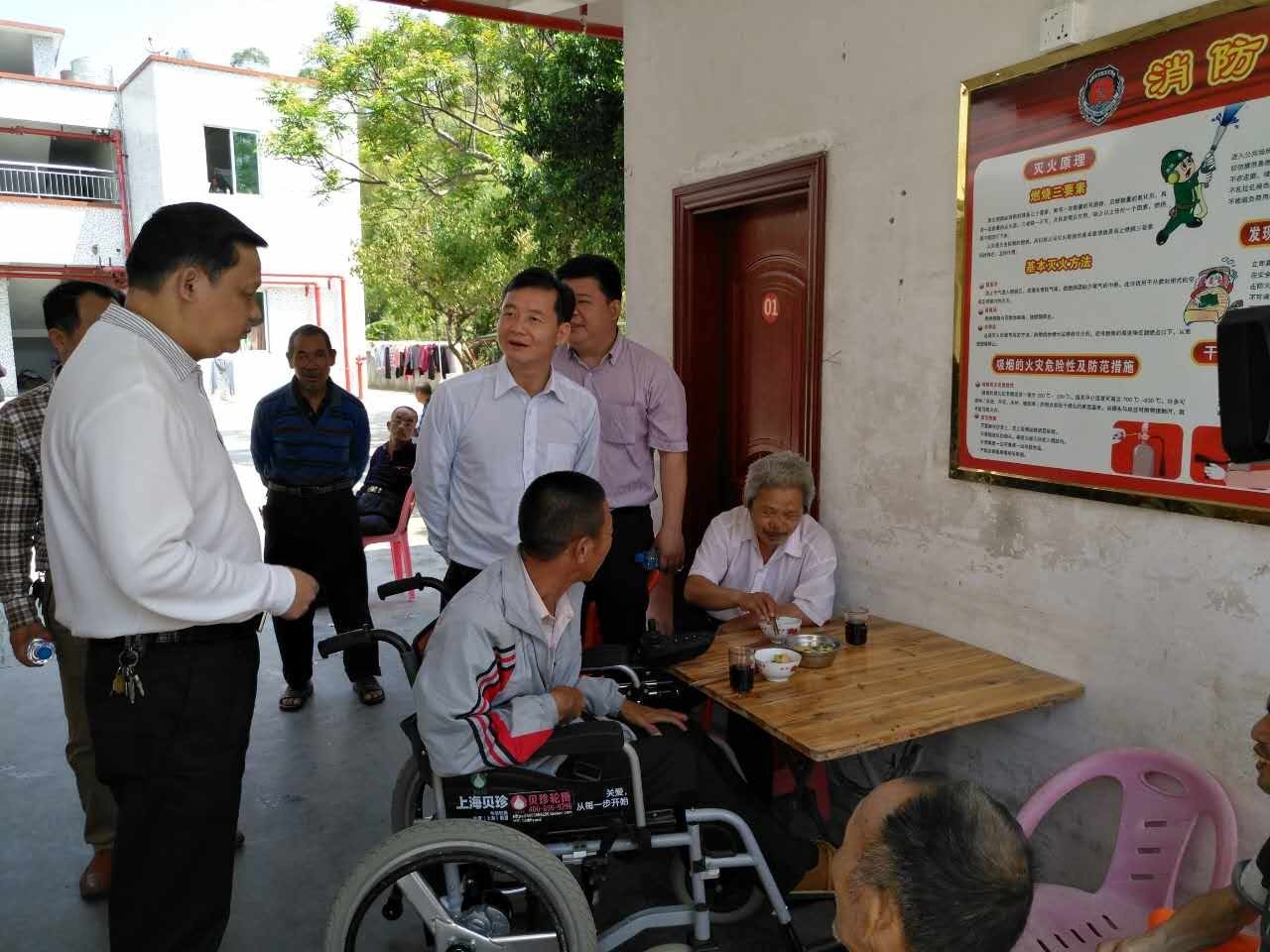 县长廖继聪到残疾人托养中心、敬老院和儿童福