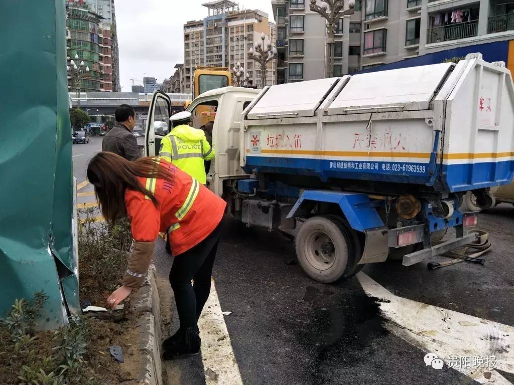 突发遵义一环卫车翻倒路中环卫女工被困车内七八位市民跑上前救人