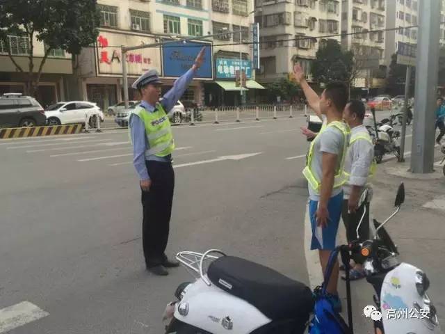 【围观】高州市区路边居然有市民跟交警叔叔学交通指挥!