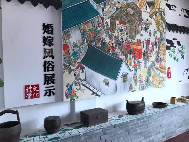 水乡民俗馆内婚嫁风俗展示墙