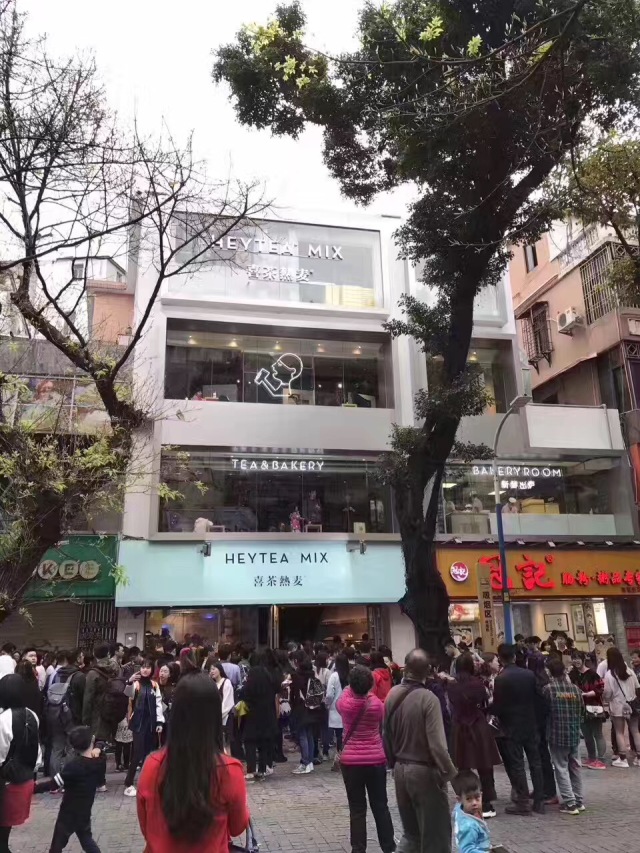 喜茶北京路新店开张首日过百人排队无数人排队3个钟都话一定要饮