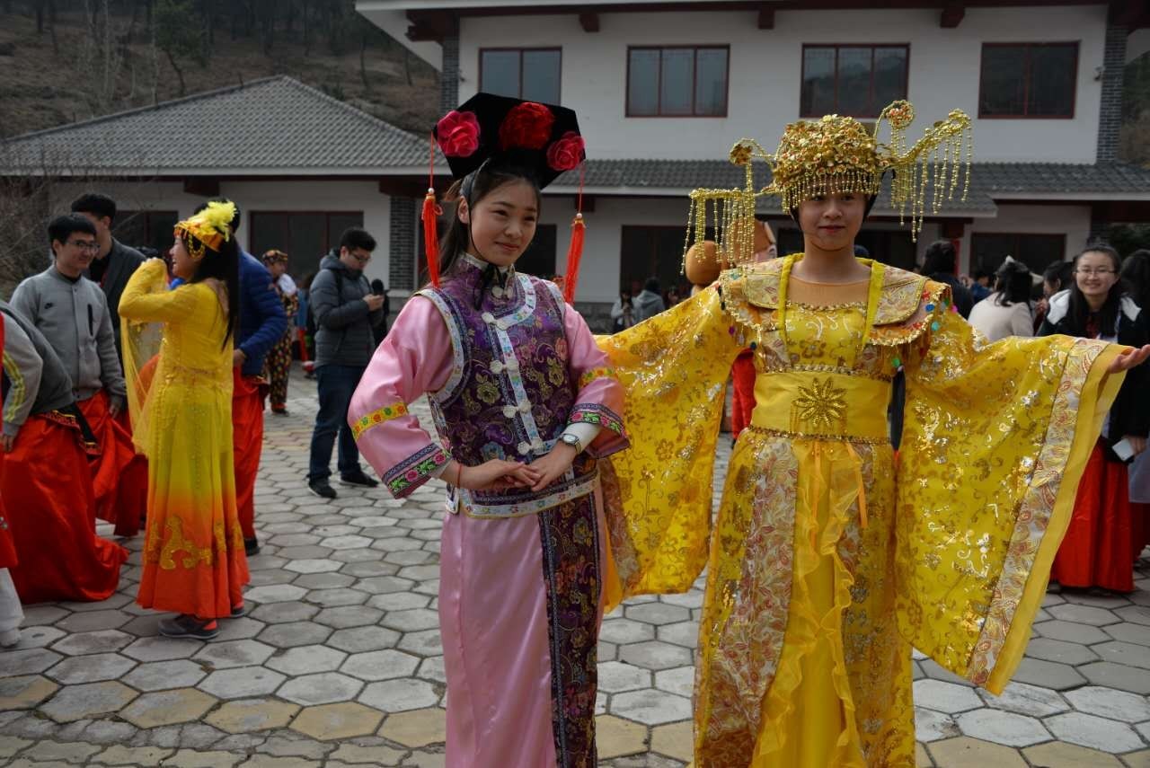 花仙子邂逅四大才子,蝙蝠侠蜘蛛侠竞技,济公面见皇帝…花样跑山演雷剧