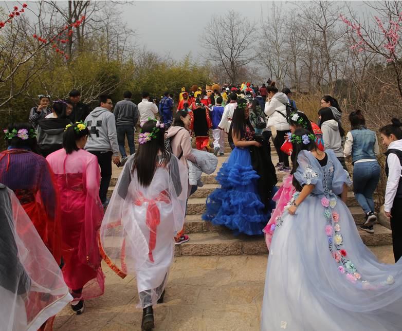 花仙子邂逅四大才子,蝙蝠侠蜘蛛侠竞技,济公面见皇帝…花样跑山演雷剧