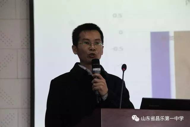 张福涛副校长作《昌乐一中翻转课堂2.0研究》的专题报告