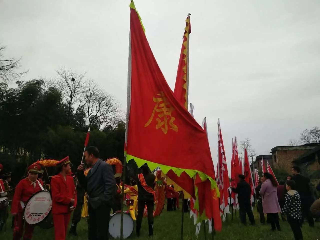 【大赞】康氏族人云集龙坳祭祖,文明扫墓无燃放!