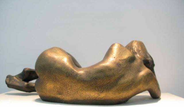 钱绍武创作的女人体铸铜雕塑