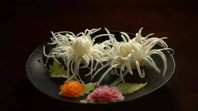 姚燕飞师傅的白菜菊花盏,下面这个是用白菜雕的,白菜!