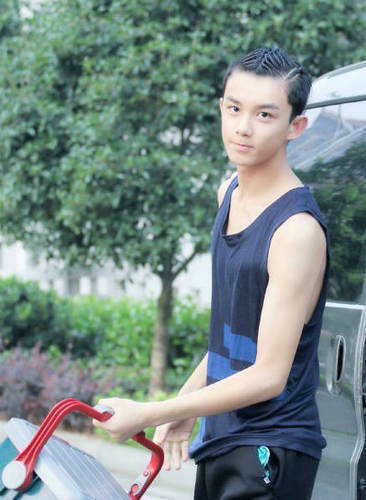 吴磊从小帅到大,现在还处于青少年的时期,所以并没有肌肉,但面貌还是
