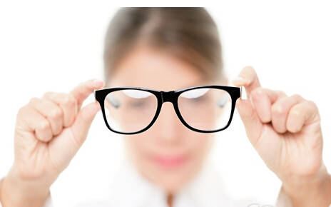 高度近视可发生很多严重并发症,大部分会致盲,是成人常见的致盲原因之