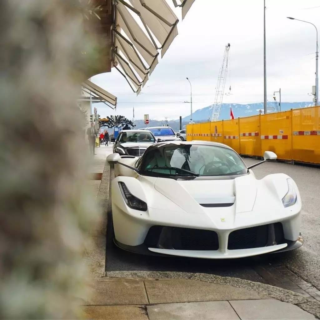 白色法拉利laferrari & 奔驰g63 6x6