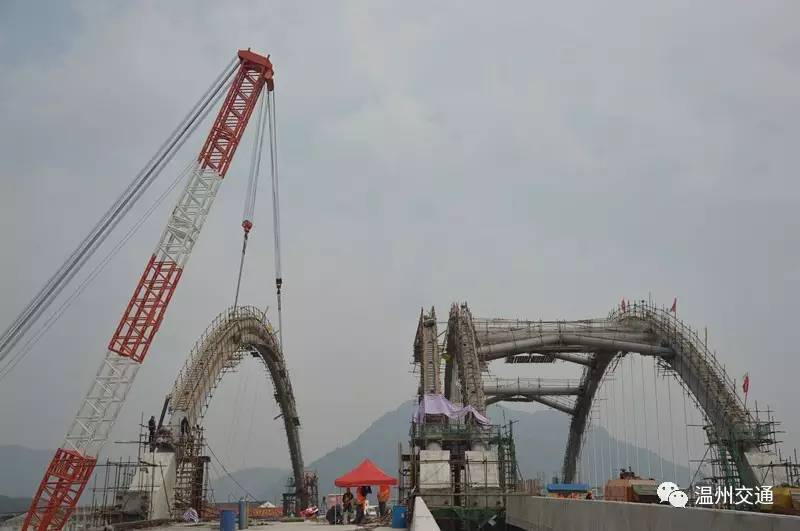 温州龙港大桥改建工程左幅双主拱架设完成