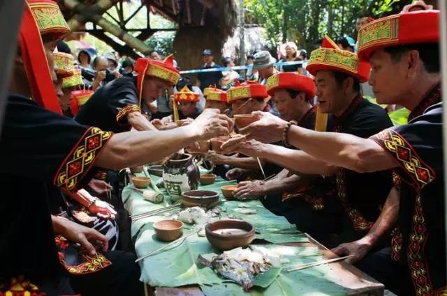 长桌宴是黎族宴席的最高形式和最隆重的礼仪,已有几千年的历史.