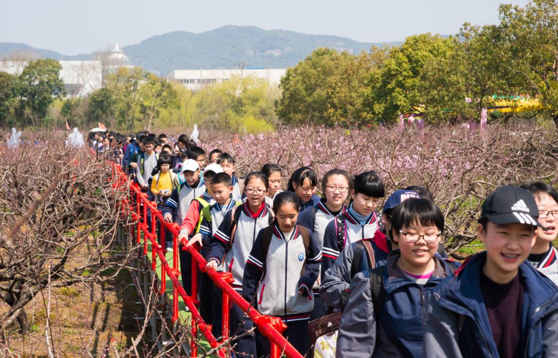 恰同学少年第五届踏青节象山影视城迎来三千人学生春游团