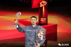 在感动中国2016年度人物颁奖典礼上,李万君用几乎每天都紧握焊枪的手