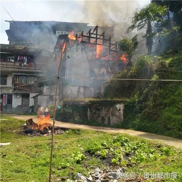 3月26日13时20分,锦屏县城关老车站对面山坡发生火灾,一栋木房被烧毁