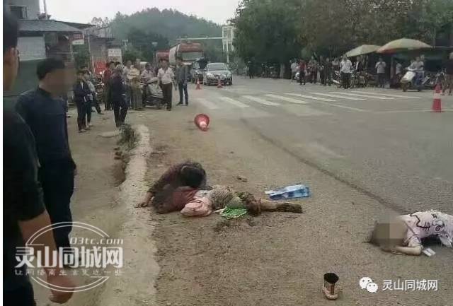 这个无助的身影引起无数人的感慨一场车祸3名孩子被当场撞死