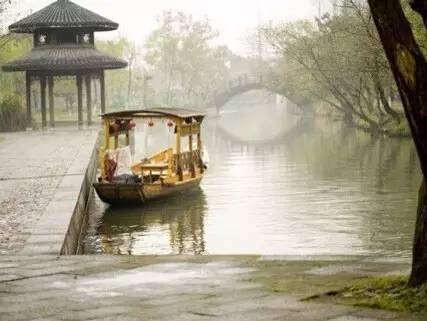 水巷乌篷,划开水面 划开水乡的早晨 划开一个名唤江南的梦 油纸伞面