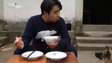 深扒野食小哥看地主家的傻儿子如何争做美食圈的泥石流