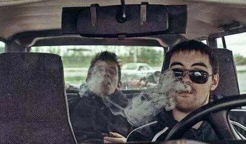 1,车里抽烟