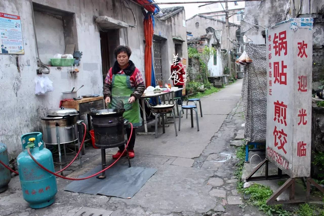 其它 正文 小吃种类很多,他家的是煎饺,整个炸起来的 但其实很多人去