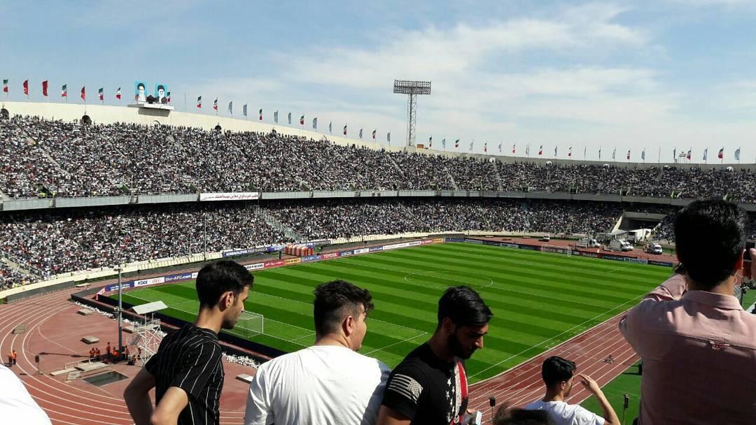 和中国比人多?国足战伊朗10万人球场爆满没地