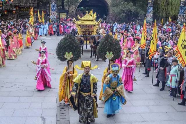 杭州宋城万人穿古装玩穿越,创世界纪录!
