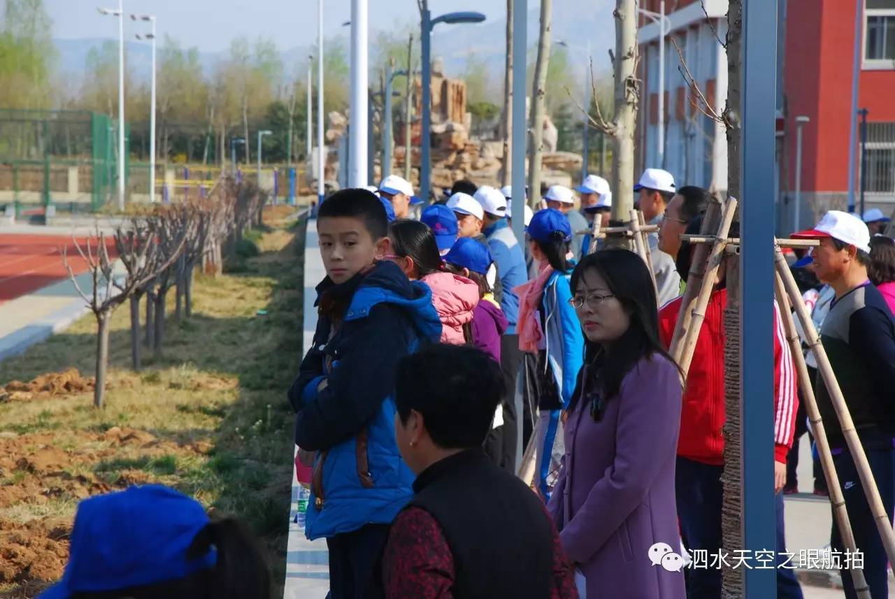 泗水县"万人健康跑"在洙泗中学盛大举行,各单位帅哥,美女云集,获奖