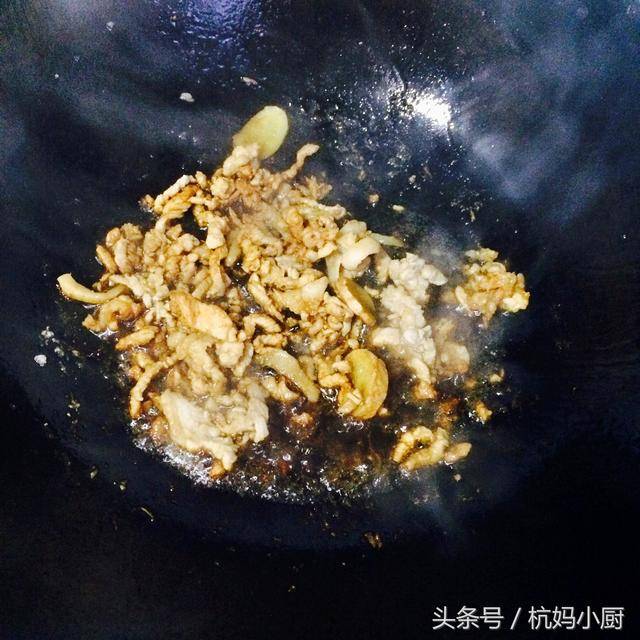 卷心菜又一个新吃法，加它们炒，一家人抢着吃！