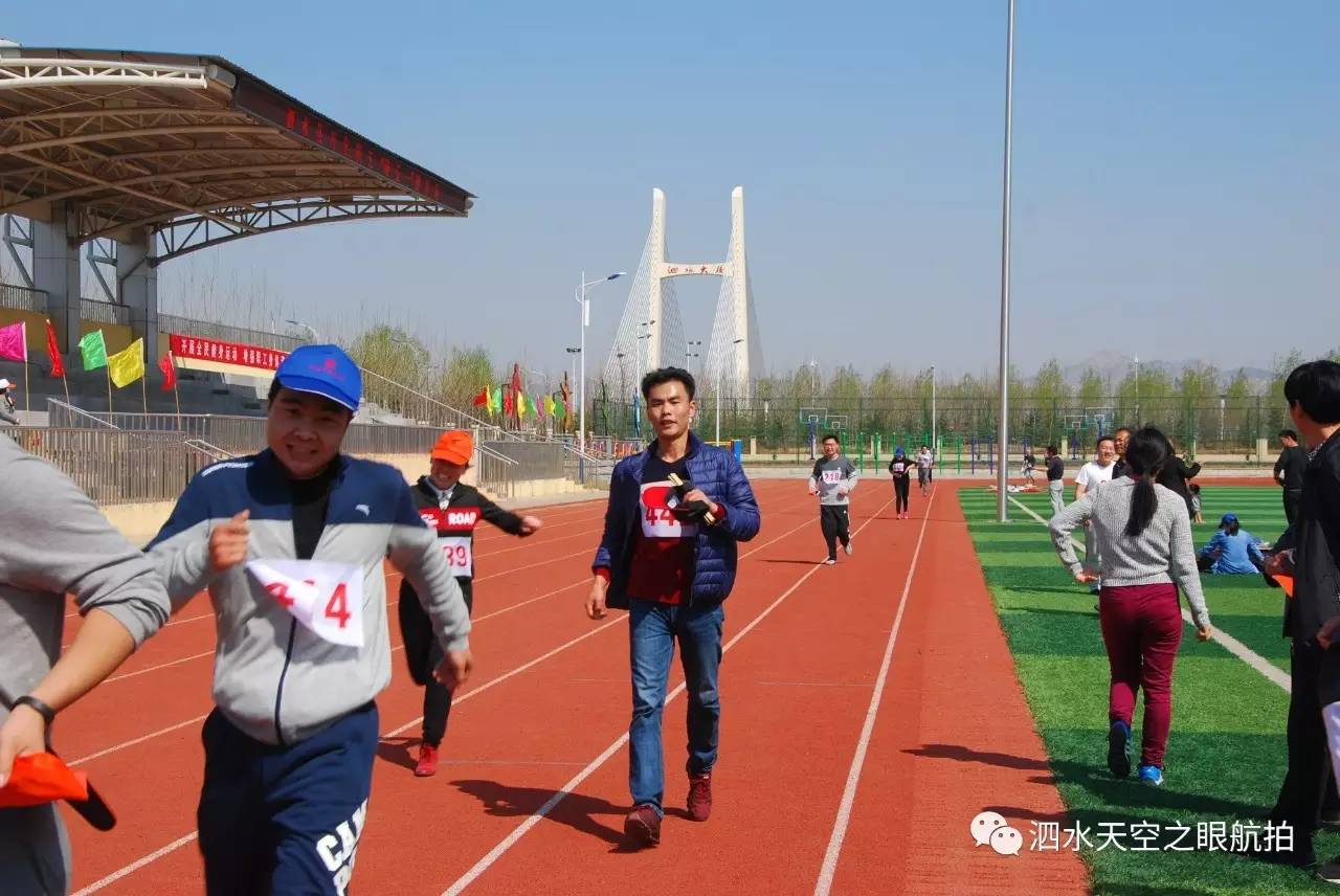 泗水县"万人健康跑"在洙泗中学盛大举行,各单位帅哥,美女云集,获奖