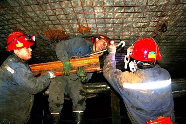 26张照片记录井下矿工的真实工作场景:他们撑起的不止一个家!