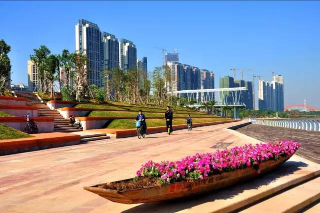 龙舟广场位于滨河景观带内,是佛山首个以龙舟为文化主题,具备龙舟