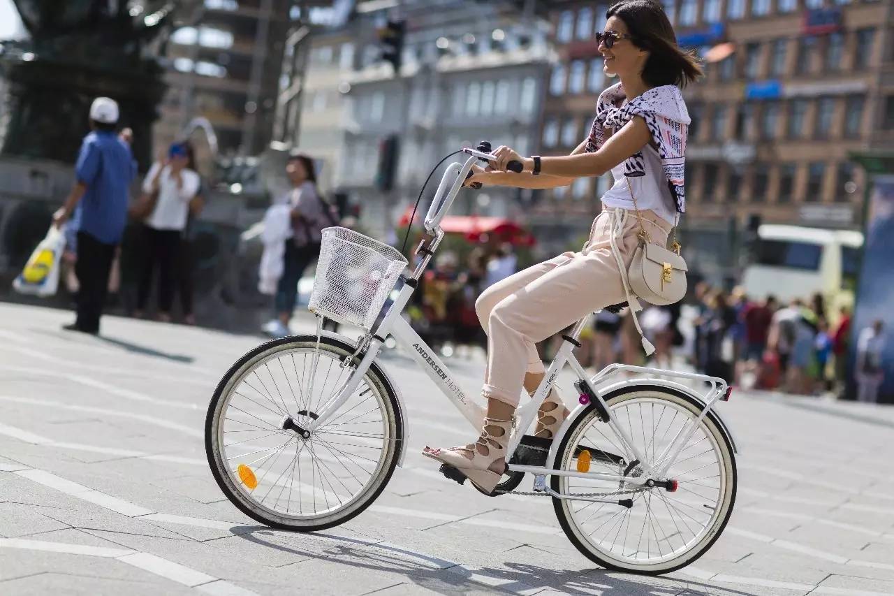 年轻女孩在户外骑自行车-蓝牛仔影像-中国原创广告影像素材