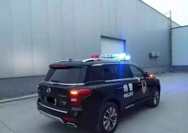 还喷上特警专用车