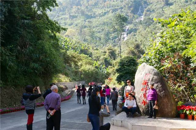 百花岭风景名胜区游人如织