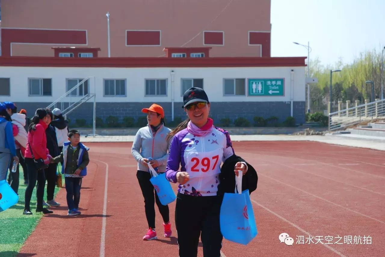 泗水县"万人健康跑"在洙泗中学盛大举行,各单位帅哥,美女云集,获奖