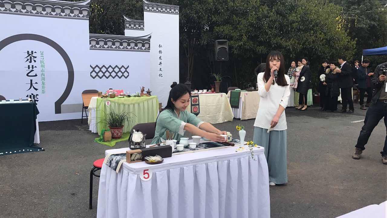 来自西湖龙井茶产区的10支茶艺队伍进行茶席布置和茶艺表演,好评一片.