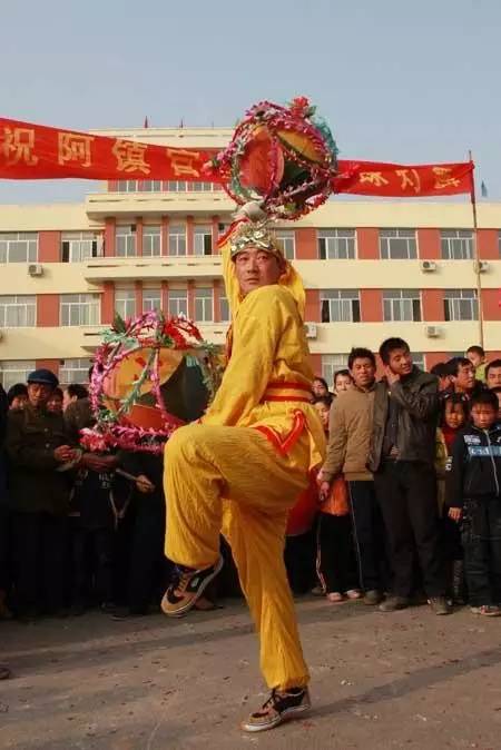 在绣球灯舞的发源地——祝阿镇官庄村,宋传才一家是有名的"绣球家庭".