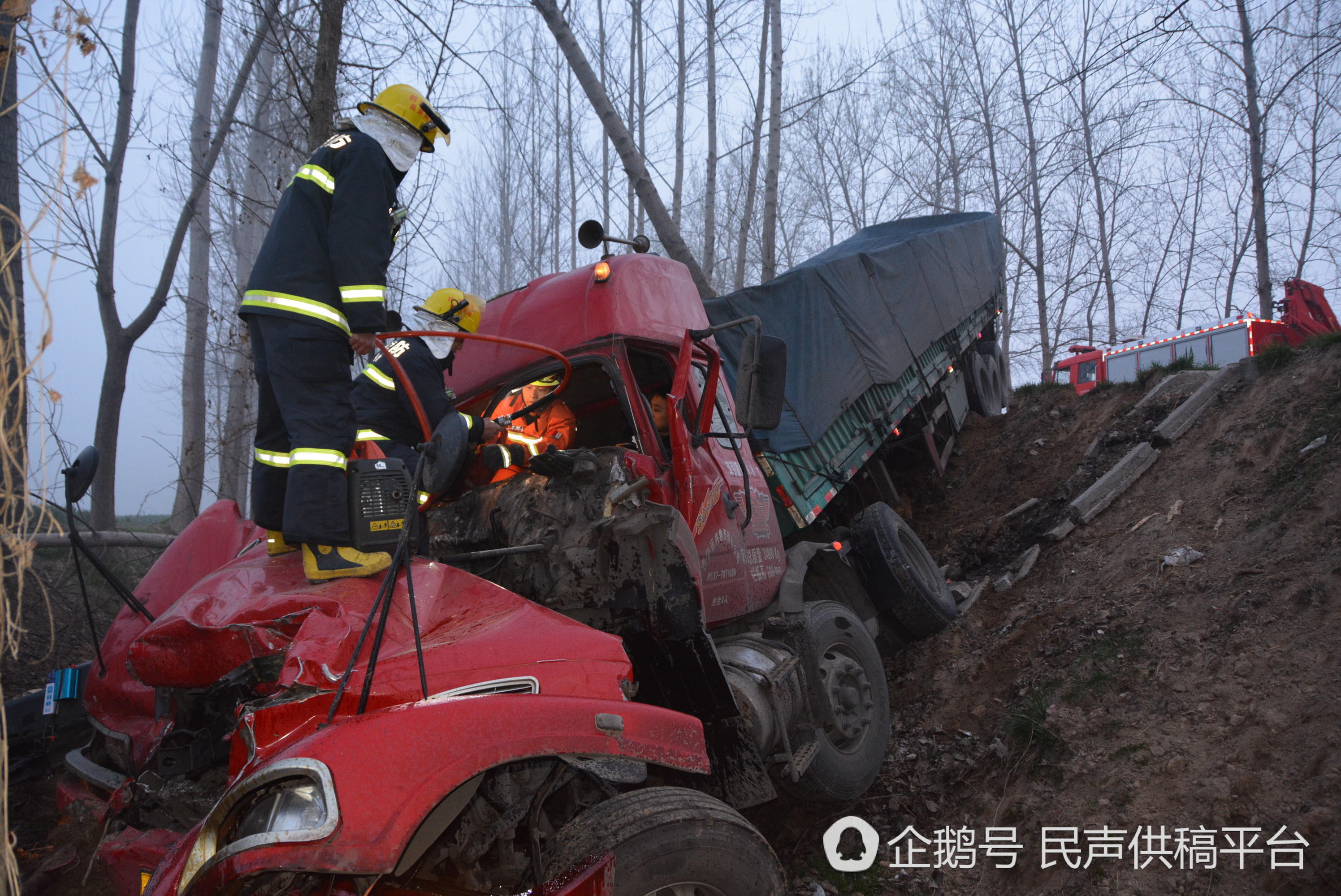 警示灯,避免因大雾天气视线受阻,再次发生交通事故