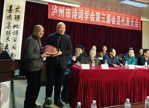 文化 正文 在当天的大会上,上届会长杨正康代表理事