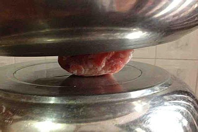 每次炒菜拿出冻肉先化不开终于找到快速解冻办法了