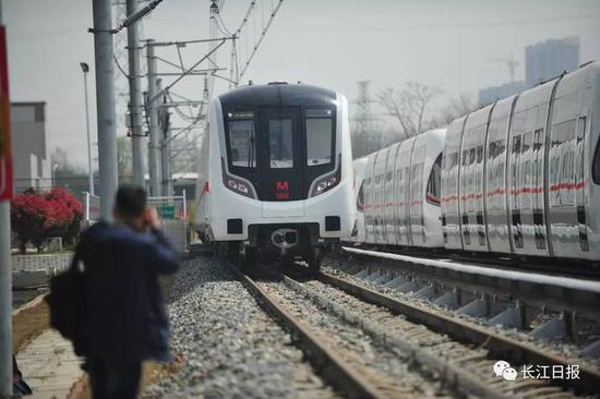 武汉首列时速100公里地铁列车试跑 将在7号线投用