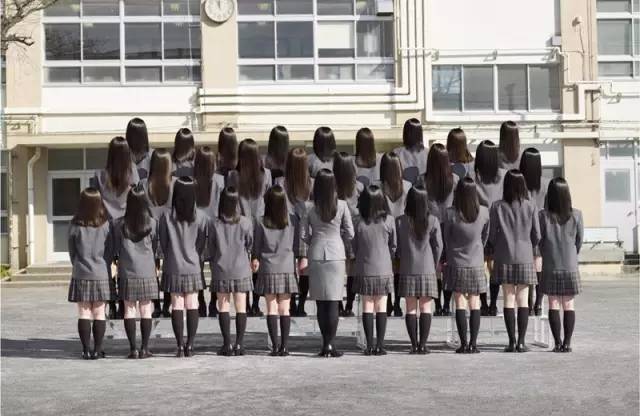 据说这是日本一张最恐怖的诡异毕业照 ,你看出问题了吗?