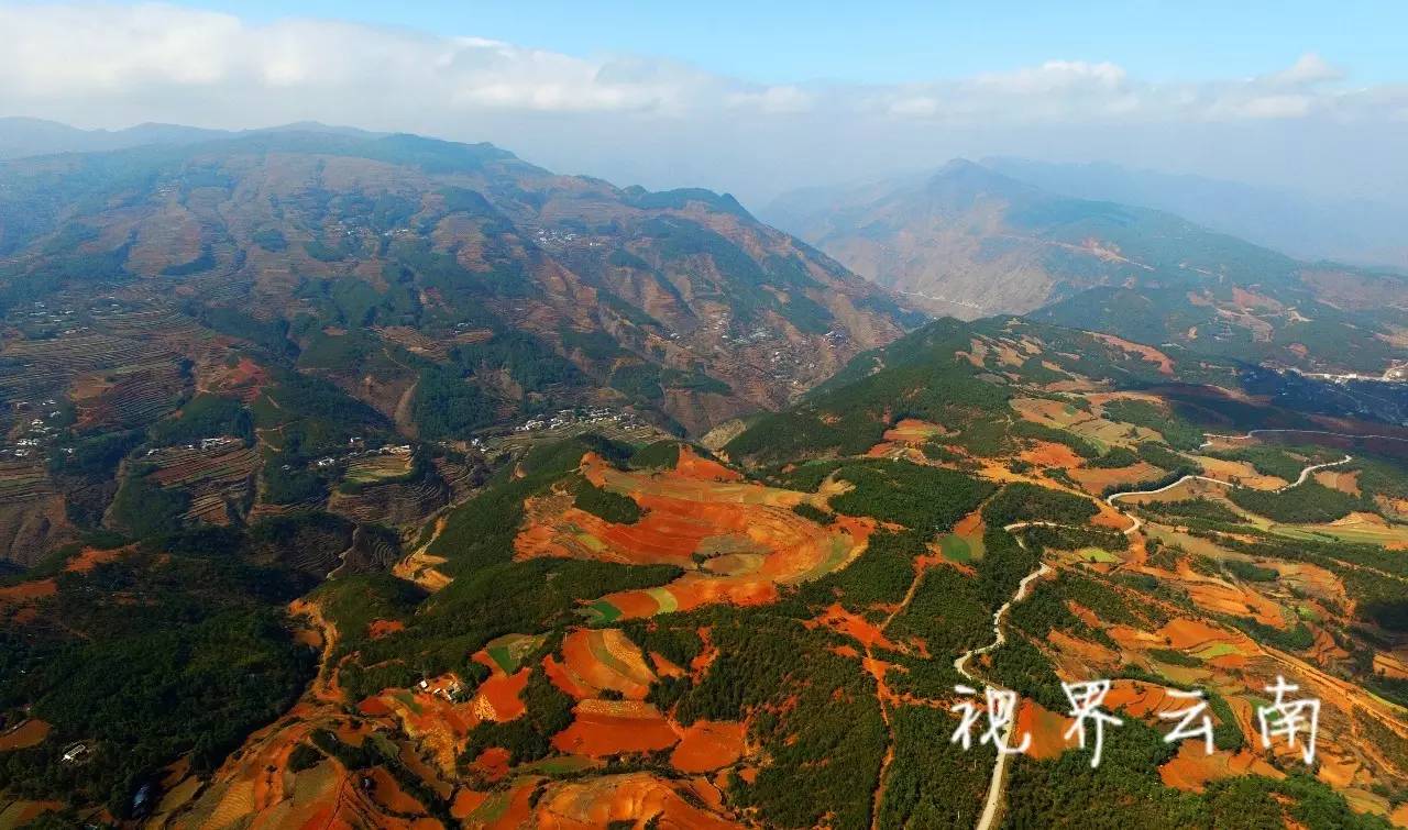 乌蒙大地的指纹:航拍巧家马树红土地,美得至极,每张图片都可以做电脑