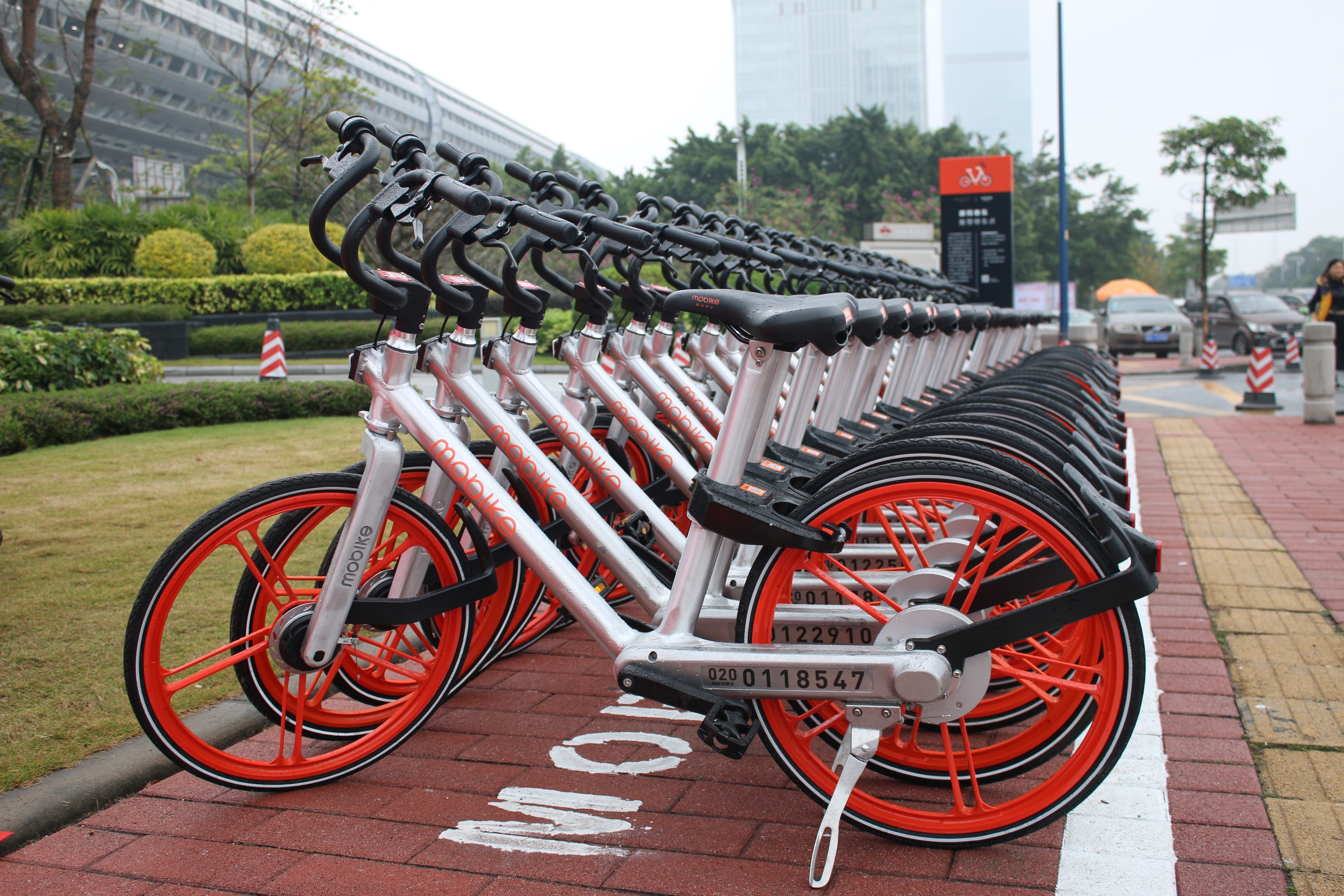 摩拜单车是全球第一个智能共享公共自行车项目,宾客只需通过对应手机
